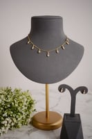 طقم سلسال تشوكر ذهبي أنيق بأحجار لامعة لإطلالة ساح...