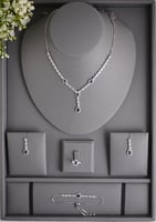 طقم فضي متكامل بتصميم متدلٍ مع أحجار زرقاء متألقة