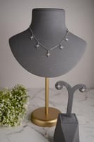 طقم تشوكر فضي عصري مرصع بنجوم براقة للإطلالات الأن...