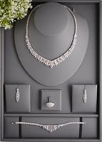 طقم مجوهرات كامل بتصميم أوراق متدلٍ يمنحك حضوراً م...