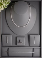 طقم مجوهرات فاخر بترصيع دقيق يناسب المناسبات الفاخ...