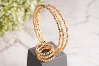 سوار وخاتم ذهبي مرن بإطلالة أنيقة