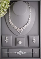 طقم مجوهرات متكامل بتصميم فاخر من الزركون
