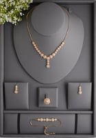 طقم مجوهرات ذهبي أنيق بتصميم زهور متدلية راقية