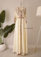 قفطان مغربي عاجي بتطريز نحاسي ولمسات عنابية فاخر