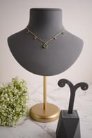 سلسال تشوكر ذهبي مزين بحجر أخضر فاخر مع أقراط متنا...