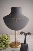 سلسال تشوكر نسائي ذهبي بتصميم ورق فور ليفز الفاخر