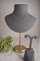 سلسال تشوكر ذهبي عصري مع تصميم هندسي وأقراط متناسق...