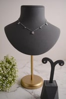 سلسال تشوكر فضي بتصميم هندسي عصري مع أقراط متناسقة