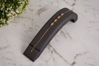 سوار ذهبي بتصميم فخم مع لمسة من الفخامة