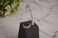 طقم أساور وخواتم فضي مزخرف بتفاصيل دقيقة