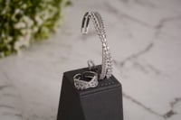 طقم أساور وخواتم فضية مرصعة بتفاصيل دقيقة لإطلالة...