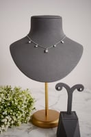 سلسال تشوكر فضي بتعليقات مكعبة مرصعة لإطلالة عصرية