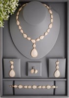 طقم مجوهرات لون ذهبي بتصميم عصري وزركون لامع