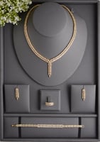 طقم ذهبي متكامل بتفاصيل متراصة وفصوص براقة