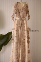 قفطان مغربي بتطريز فخم وحزام مطرز لإطلالة ملكية