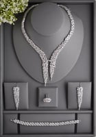 طقم مجوهرات ملكي فاخر بزركون متدلٍ بلمسة براقة