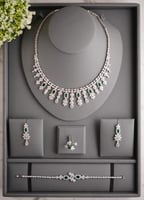 طقم فاخر بفصوص خضراء لامعة وتصميم عصري