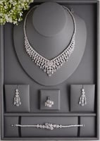 طقم زفاف أنيق بفصوص متلألئة بتصميم انسيابي