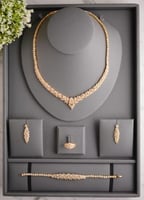 طقم مجوهرات فاخر بقطع بالوان ذهبية متألقة للسهرات