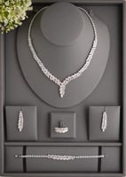 طقم فضي بلمعة زركون لافتة لإطلالة فاخرة