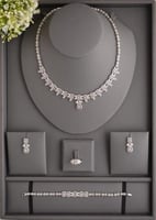 طقم مجوهرات مزين بالزركون فضي بلمسة فاخرة