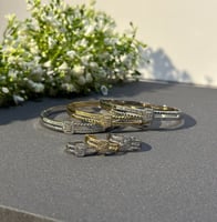 طقم 3 اساور و 3 خواتم مع تفاصيل براقة لتكمل إطلالت...