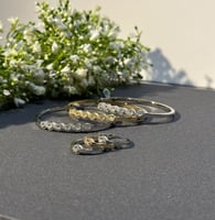 طقم 3 اساور و 3 خواتم مرصعة بزركون لإطلالة أنثوية...