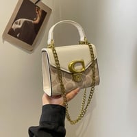 شنطة شبيهة كوتش بنات