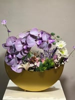 باقة ورد في سله ذهبي