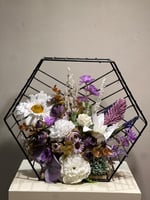 استاند ورد سداسي مع ورد صناعي