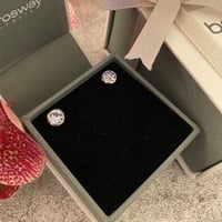 حلق فضي بكرستال اللافندر من براند Brosway