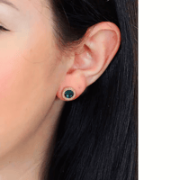 حلق ذهبي بالحجر الأخضر ماركة جيس