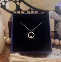 سلسال سواروفسكي فضي بحلقة الفصوص