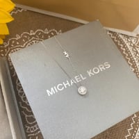 سلسال مايكل كورس فضي بحجر أبيض دائري