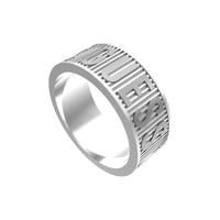 خاتم جس رجالي فضي من ماركة Guess