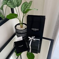 خاتم جس رجالي فضي من ماركة Guess