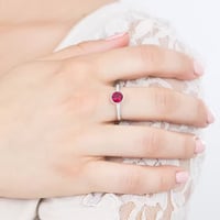 خاتم فضه بالزيركون و كرستال عنابي من براند Brosway