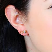 حلق انفنتي ذهبي من براند Guess