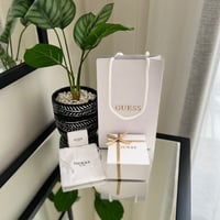 اسواره فضيه بالكرستال الأبيض من ماركة Guess