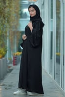 عباية ساده مع تدخيلات كسرات ع الكم