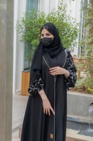 عباية بياقة واسعة مع تطريز أبيض ع الاكمام