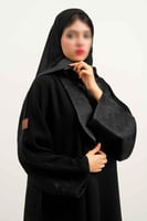 عباية كريب كوبرا بقماش جاكار من الخلف