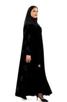 عباية سهى مخمل اسود بنقش ورد خفيف