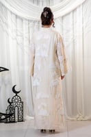 جلابية رمضانية بتطريز ورود بيضاء مع فصوص كرستال