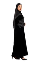 عباية حلا مخمل بدانتيل ع الصدر والكم