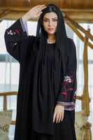 عباية كلاسيكية سوادها فاحم مع تخيلات تطريز ورد ع ا...