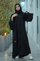 عباية ساده مع تدخيلات كسرات ع الكم