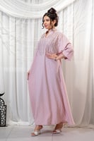 جلابية رمضانية باللون زهري مع تطريز من الأمام