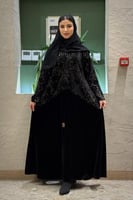 عباية هديل بمخمل مورد اسود